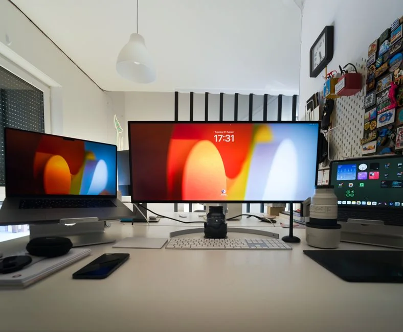 Installation à deux écrans pour designer