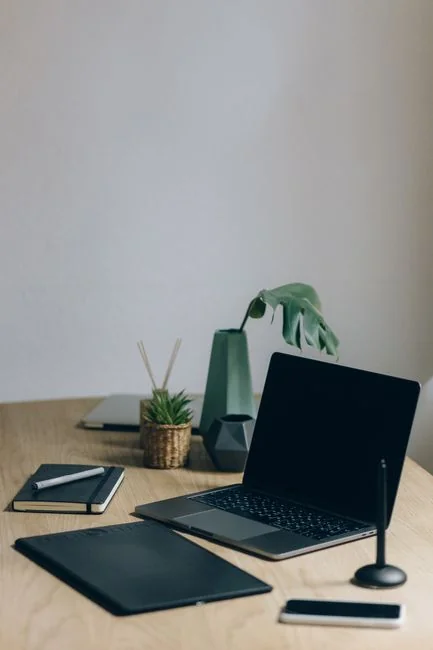 Deux écrans posés sur un bureau, mettant en avant une conception web dans un environnement de bureau moderne.